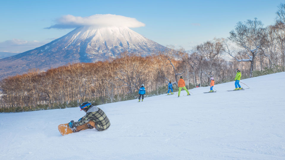 Skifahren mit Blick auf den Mt.Yotei  im Niseko Ski area in Hokkaidō - (Foto: Royalty Free Commercial)