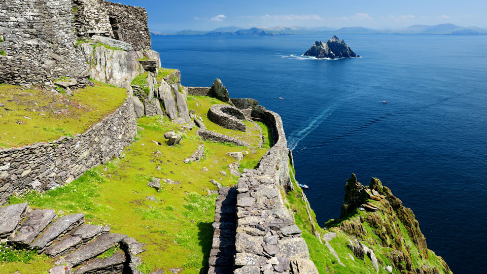 Spektakulärer Ausblick von der einstigen Mönchssiedlung auf Skellig Michael, der Great Skellig - (Foto: © MNStudio/Shutterstock)