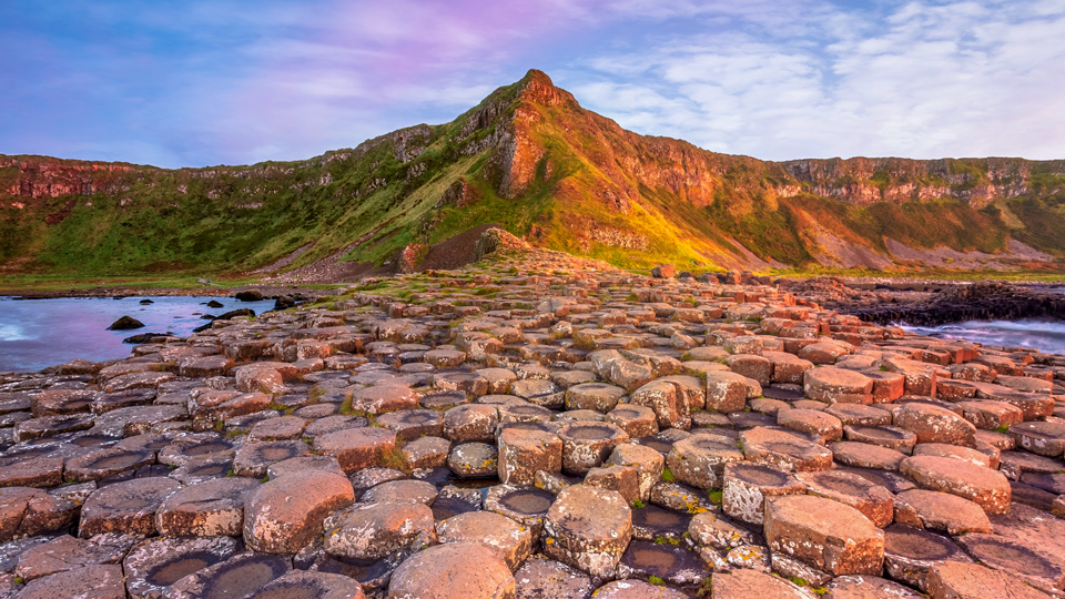 Nordirlands spektakulärer Giant's Causeway - (Foto: ©Joe Daniel Price/Getty Images)