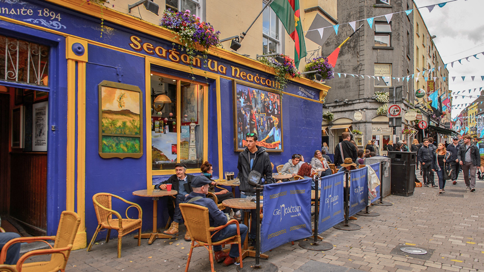 Farbenfrohe Pubs und Geschäfte in Galway - (Foto: ©Anton_Ivanov/Shutterstock)
