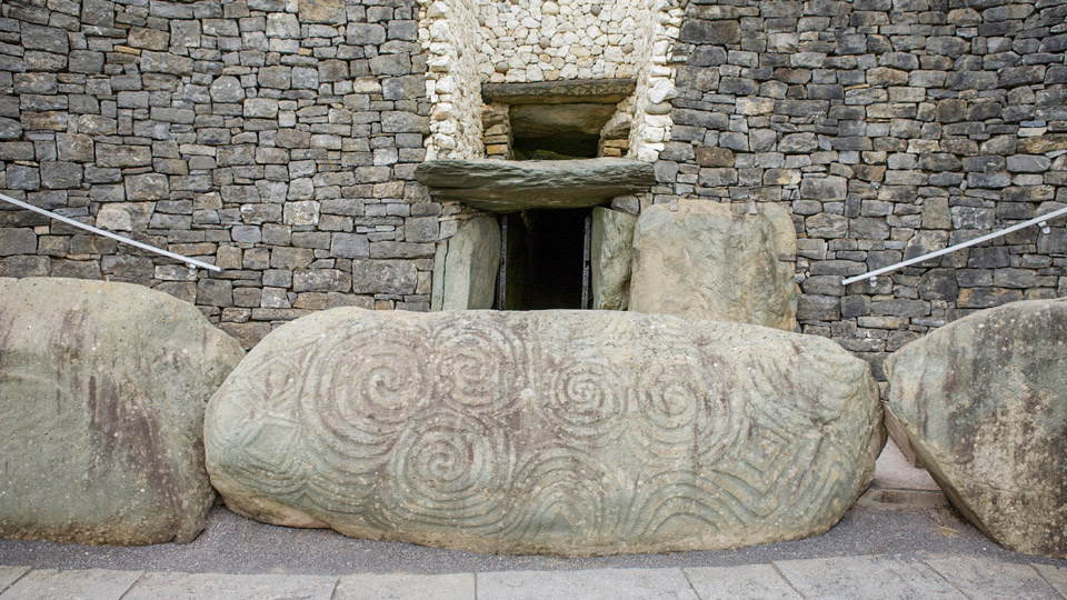 Die berühmte prähistorische Stätte Brú na Bóinne mit ihren beeindruckenden Megalithen - (Foto: ©Stephan Hoerold/Getty Images)
