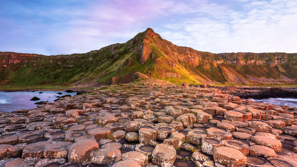 Der Giant's Causeway ist die berühmteste mythische Stätte Irlands - (Foto: © joe daniel price/Getty Images)