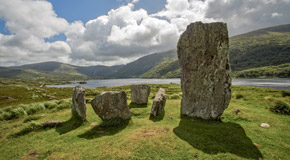 Steinerne Zeugen der keltischen Mythen gibt es viele in Irland - wie den Uragh Stone Circle im Gleninchaquin Park nahe Munster im County Cork - (Foto: ©David Epperson/Getty Images)