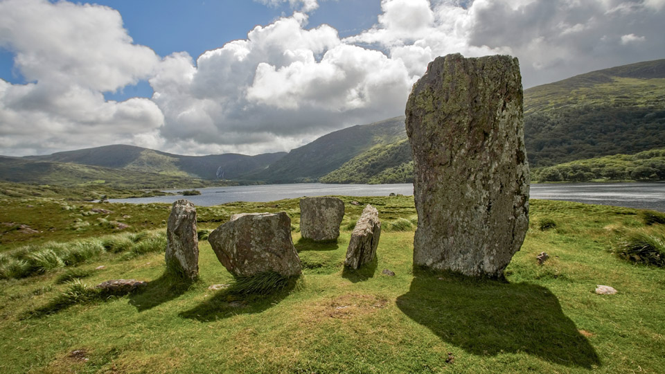 Steinerne Zeugen der keltischen Mythen gibt es viele in Irland - wie den Uragh Stone Circle im Gleninchaquin Park nahe Munster im County Cork - (Foto: ©David Epperson/Getty Images)