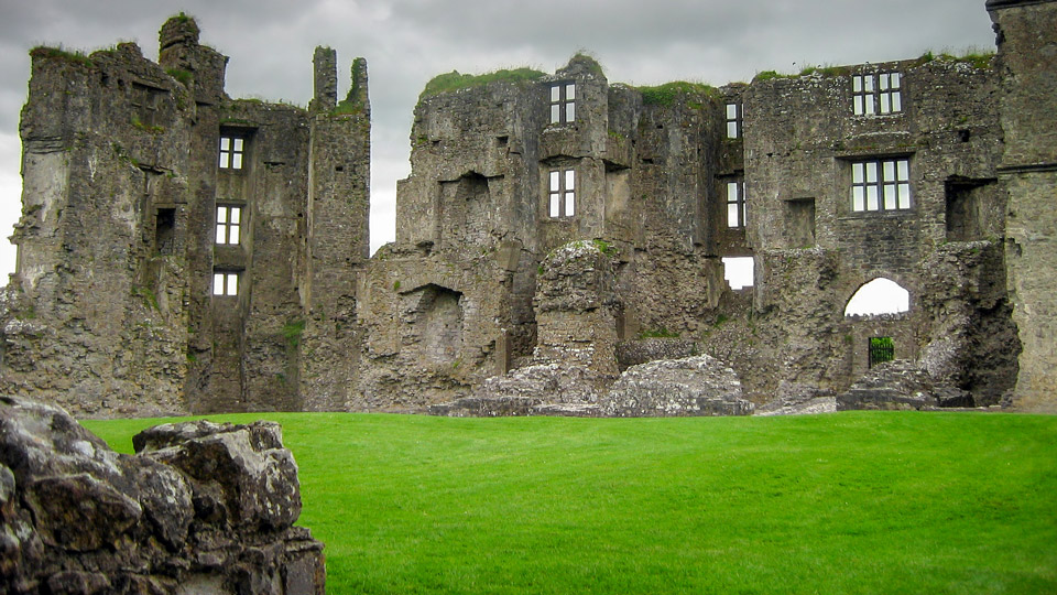 Die Burgruine von Rathcroghan, erbaut 1269 als anglonormannische Wehranlage, zieht unzählige Besucher in Bann - (Foto: ©Louis16/Istock.com)