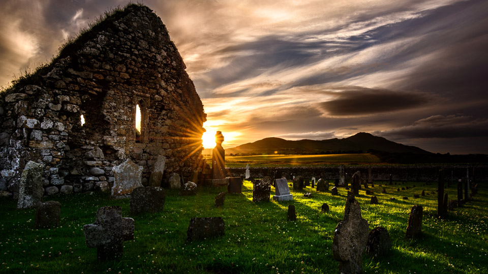 Menhire in Templetown, Dundalk im County Louth, wo der Sage nach Cúchulainn in der Schlacht starb - (Foto: ©Delfine Kristo/Istock.com)