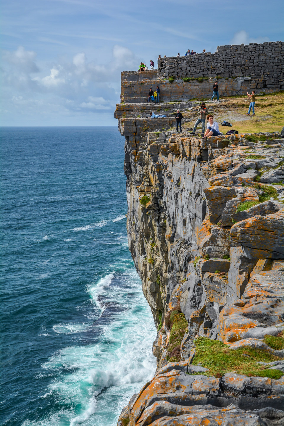 Wer Dun Aengus besucht, sollte nicht nur Interesse an der Mythologie mitbringen, sondern auch schwindelfrei sein - (Foto: © eco ventures travel / Shutterstock)