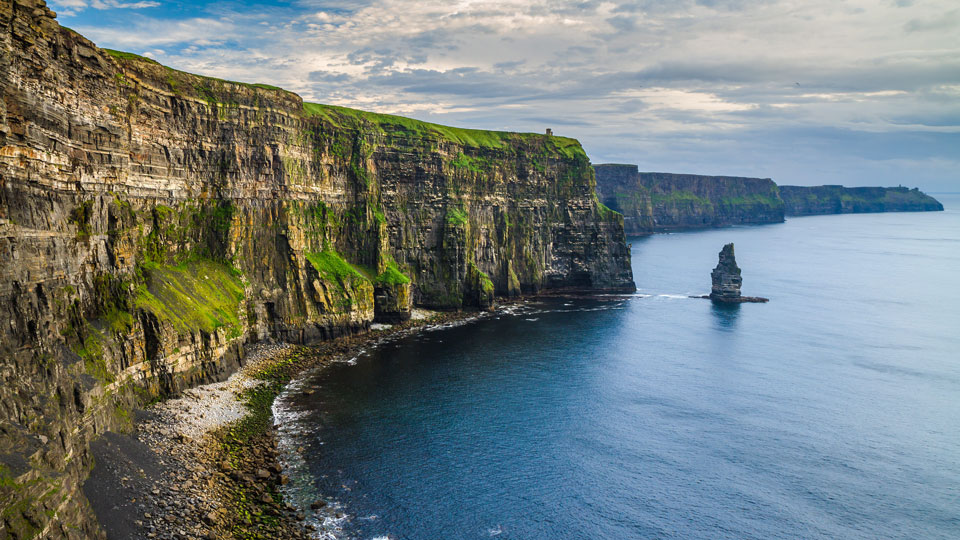 Die Cliffs of Moher sind eines der beliebtesten Naturwunder Irlands - (Foto: © FedevPhoto / Getty Images)