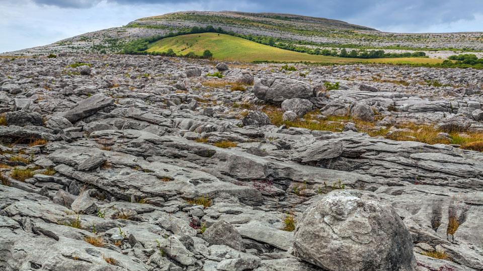 Es lohnt sich, einen Tag mit der Erkundung der mondähnlichen Landschaft des Burren zu verbringen - (Foto: © Peter Zelei Images / Getty Images)