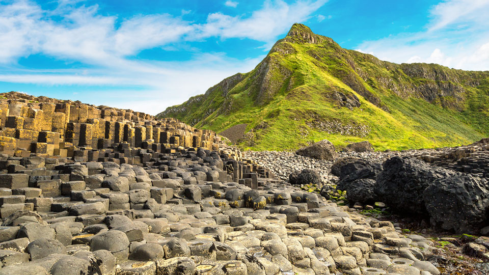 Die erstaunliche Felsformation Giant's Causeway ist Nordirlands Unesco-Weltkulturerbestätte - (Foto: © S-F / Shutterstock)