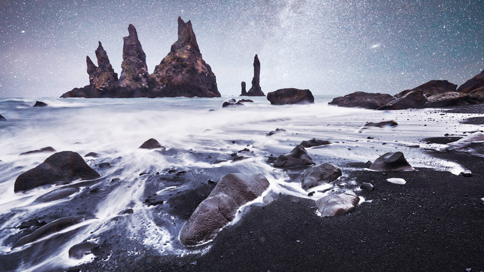 Landschaften wie im Märchen von der Schneekönigin: die Küste von Reynisfjara - (Foto: © Myron Standret / Alamy Stockfoto)