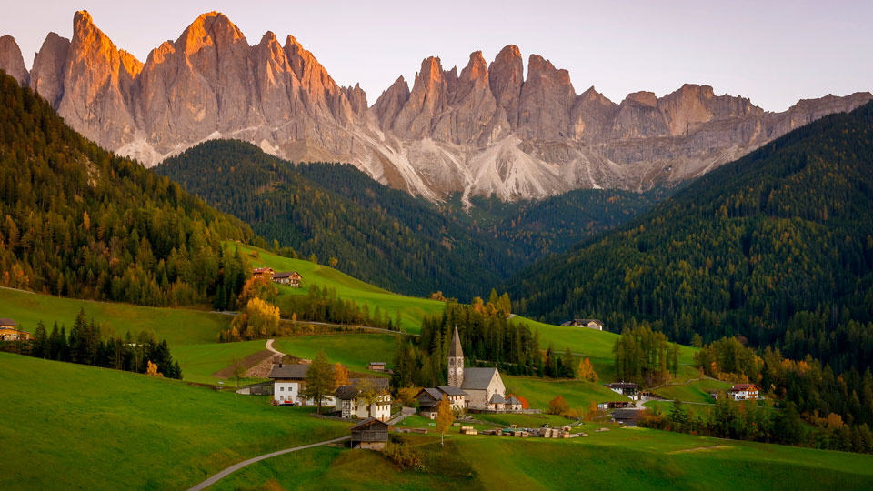 Die schroffen Türme der Dolomiten überragen Santa Maddalena im Val di Funes - (Foto: ©Pasquale Di Pilato/500px)