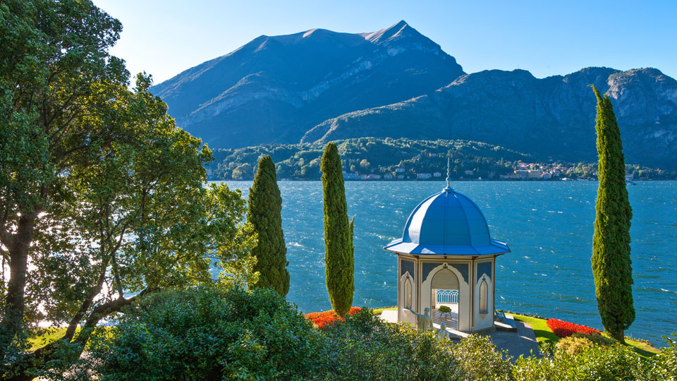 Vom Gartenpavillon der Villa Melzi bei Bellagio ließ bereits Komponist Franz Liszt gern seinen Blick über den Comer See schweifen - (Foto: © Gimas/Shutterstock)