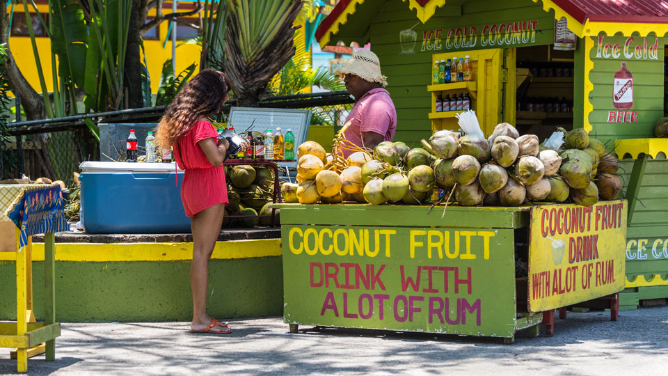 Eisgekühlte Kokosnuss-Fruchtgetränke auf dem Coconut Street Food Market in Ochos Rios sind verlockend, wenn du einen guten Magen mitbringst - (Foto: RFC / Royalty Free Commercial)