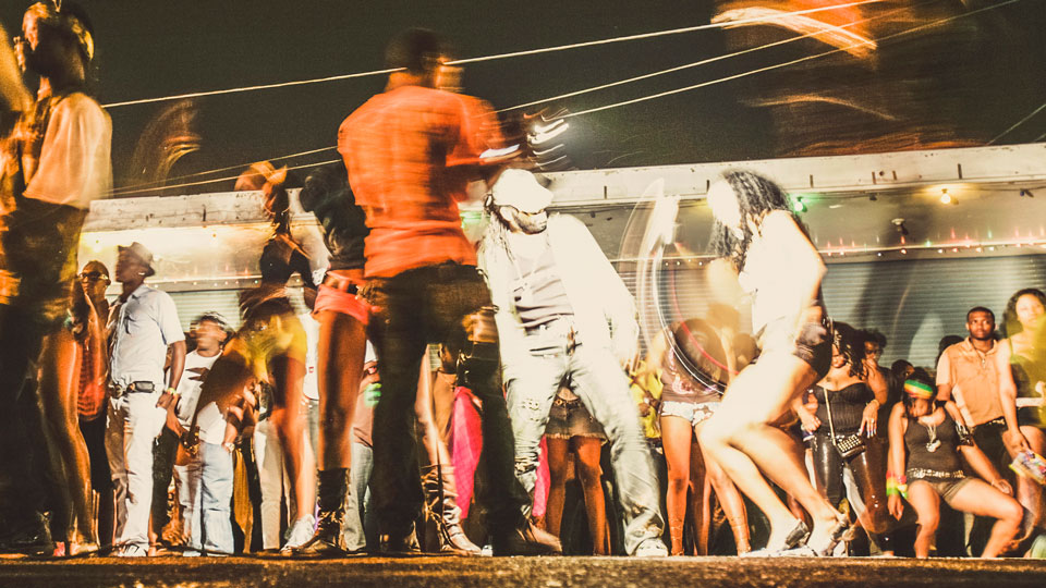 Erlebe das Beste aus Jamaikas Nachtleben, indem du dich in die Massen stürzt und mittanzt - (Foto: © iStockphoto / Getty Images)