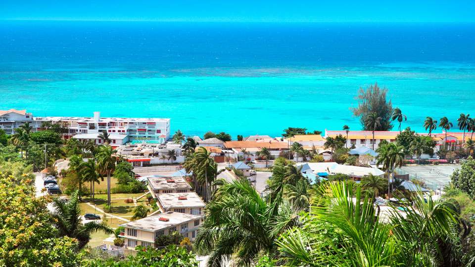 Im beliebten Touristenort Montego Bay findet jährlich das Reggae Sumfest statt – (Foto: © narvikk / Getty Images)