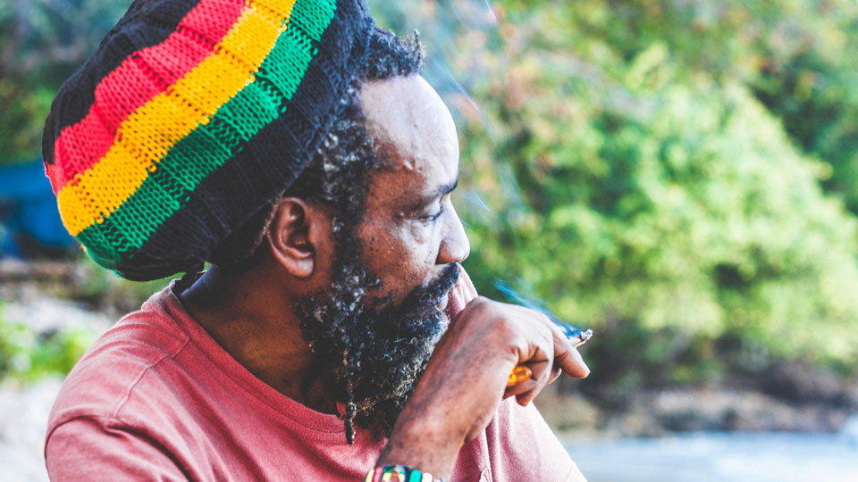 Rastafari rauchen Ganja, um mit Jah in Verbindung zu treten - (Foto: © peeterv / Getty Images)