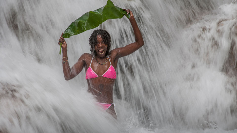 Erlebe die weltberühmten Dunns River Falls in der Nähe von Ocho Rios  - (Foto: © Buena Vista Images/Getty Image)