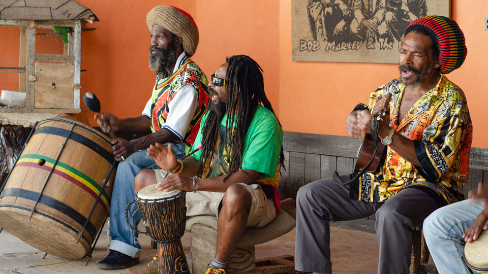 Bevor du dich unter die Rastafari mischst, gibt es noch einige wichtige Dinge zu beachten - (Foto: © Lost Mountain Studio / Shutterstock)