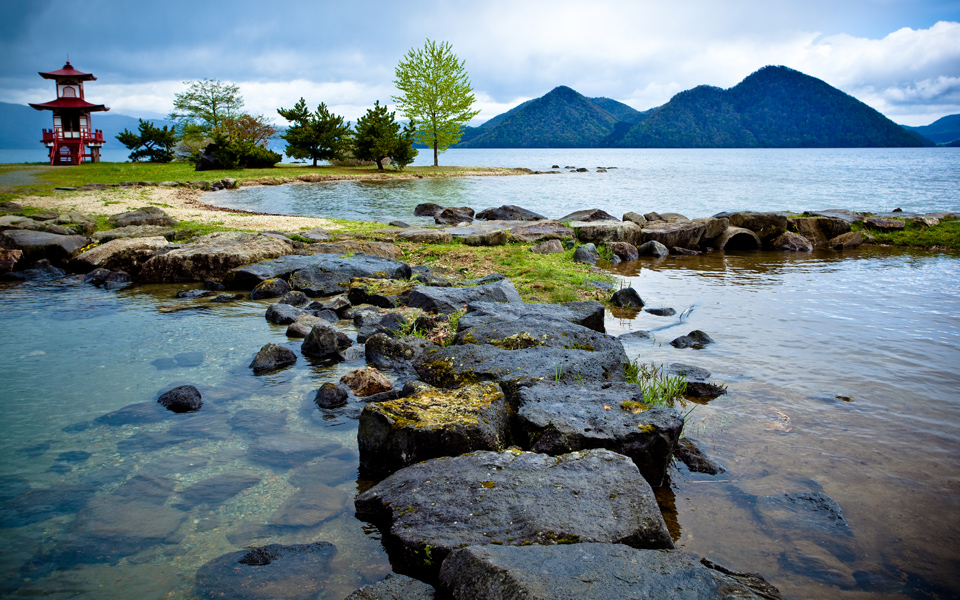 Der Lake Toya gehört zu den glasklaren, vulkanisch entstandenen Seen Hokkaidōs - (Foto: ©Kelly Cheng Travel Photography / Getty Images)