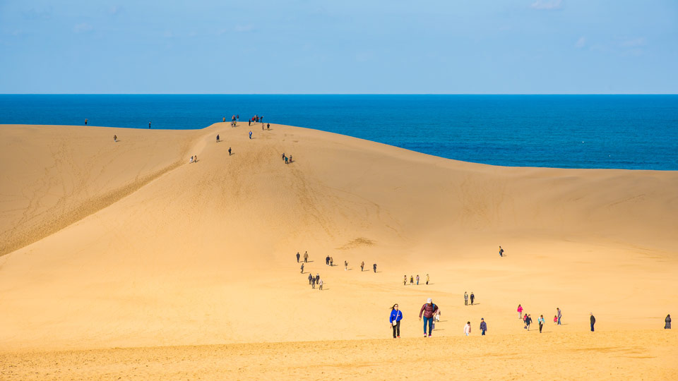 Ein Spaziergang auf den Tattori Sanddünen ist auch im Herbst beliebt - (Foto: ©phichak / Shutterstock)