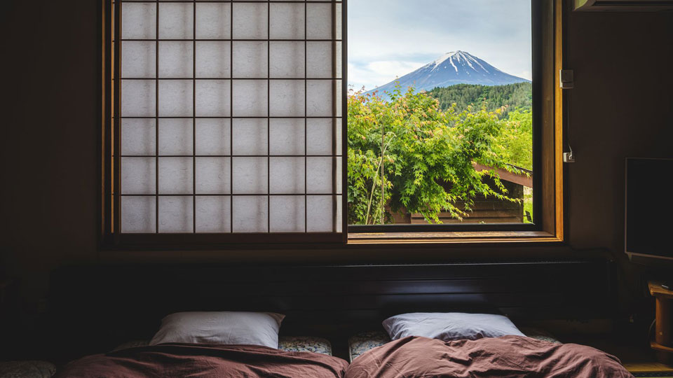 Aus diesem traditionellen Ryokan hat man Aussicht auf den Berg Fuji - (Foto: © Leslie Taylor / Stocksy United)