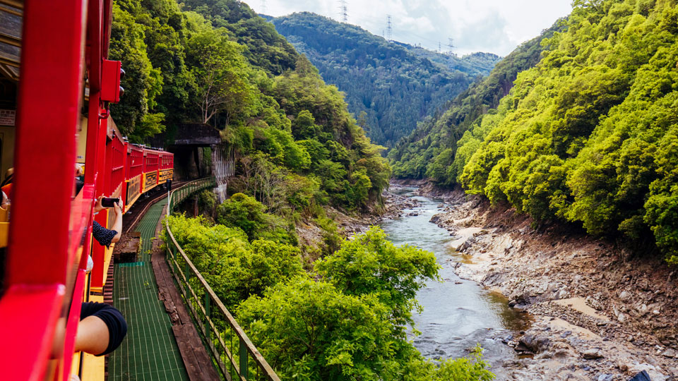 Es gibt keine bessere Möglichkeit, sich in Japan fortzubewegen, als mit dem Zug, beispielsweise mit dem Sagano Romantic Train - (Foto: © FiledIMAGE / Shutterstock)