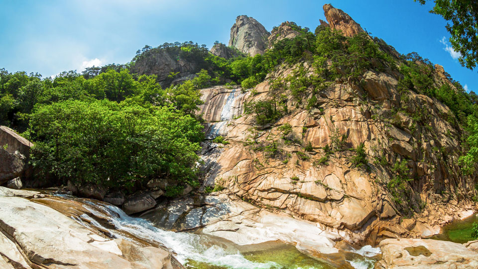 Wunderbare Naturschauplätze warten unweit der pulsierenden Städte Südkoreas darauf, entdeckt zu werden, zum Beispiel der Seograksan-Nationalpark - (Foto: © Getty Images / iStockphoto)