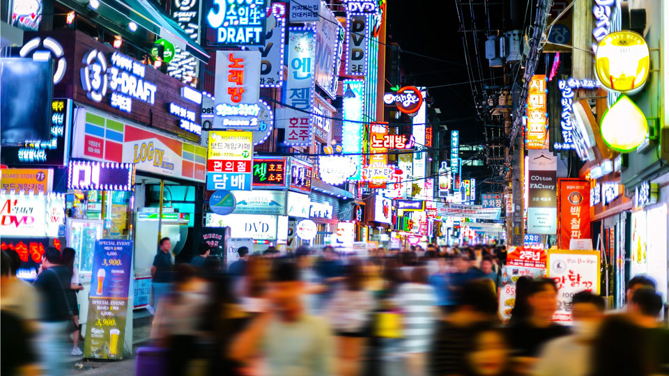Südkorea hat Japan längst eingeholt - und die nächtlichen Straßen von Seoul und Tokyo sind fast nur noch für Schriftkundige zu unterscheiden - (Foto: ©Kelli Hayden/Shutterstock)