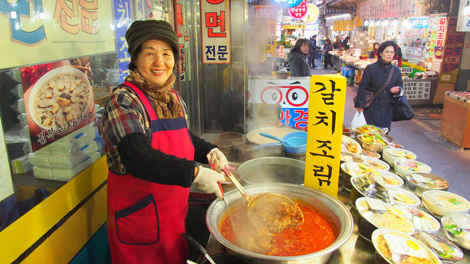 Die südkoreanische Küche gilt als gewagt, scharf und aufregend, am besten probiert man sich durch die lokalen Foodstände - (Foto: ©Takashi Images/Shutterstock)