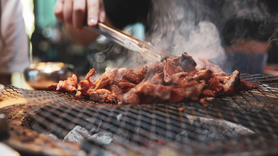 In Südkorea gehört es zu den großen kulinarischen Genüssen, das Rindfleisch am Tisch zu grillen - (Foto: © Cindy Clarissa/Alamy)