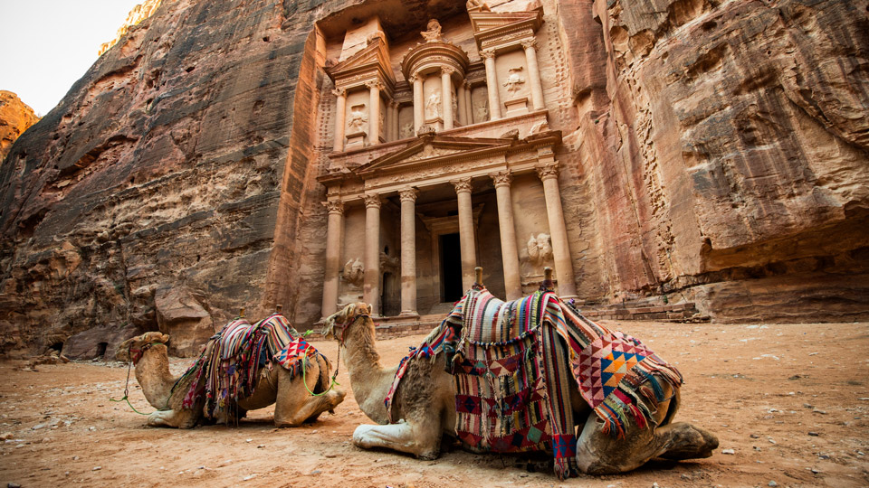 Die sagenhafte Felsenstadt Petra ist nur eine der gut erhaltenen antiken Stätten Jordaniens - (Foto: ©Paul Biris / Getty Images)