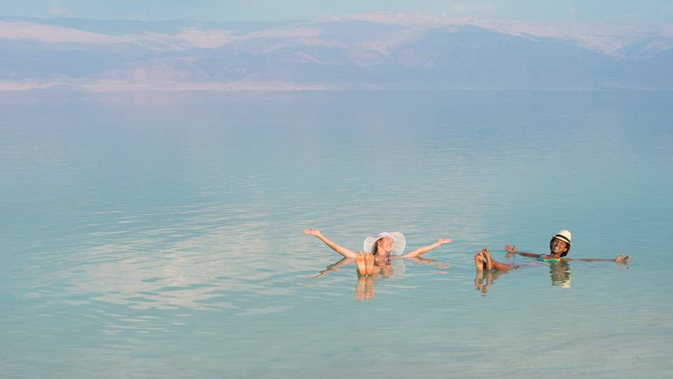 Im Toten Meer fühlst du dich schwerelos - (Foto: © RuslanDashinsky / Getty Images)