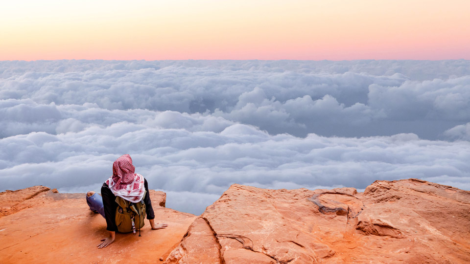 Über den Wolken… märchenhafte Ausblicke im Wadi Rum - (Foto: © Artur Debat / Getty Images)