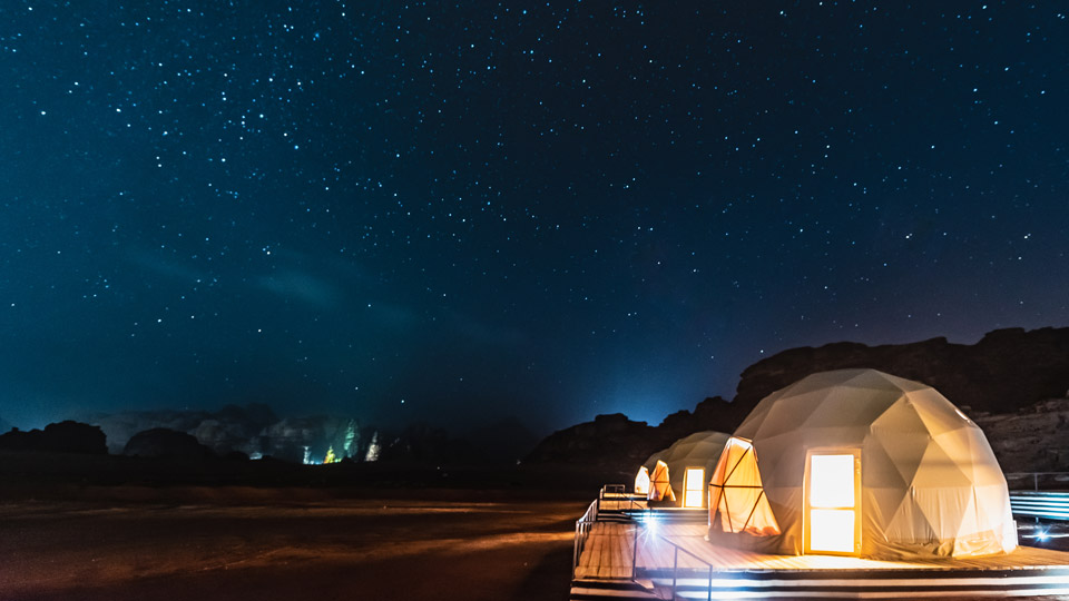 Wer eine Nacht in der Wüste verbringen möchte, hat traumhafte Möglichkeiten, die Sterne zu sehen - (Foto: © rayints / Shutterstock)