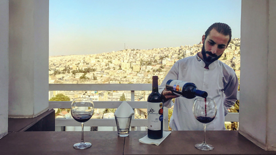 In den größeren Städten Jordaniens stilvoll ein Glas Wein aus der Region genießen - (Foto: ©Sunny Fitzgerald/Lonely Planet)