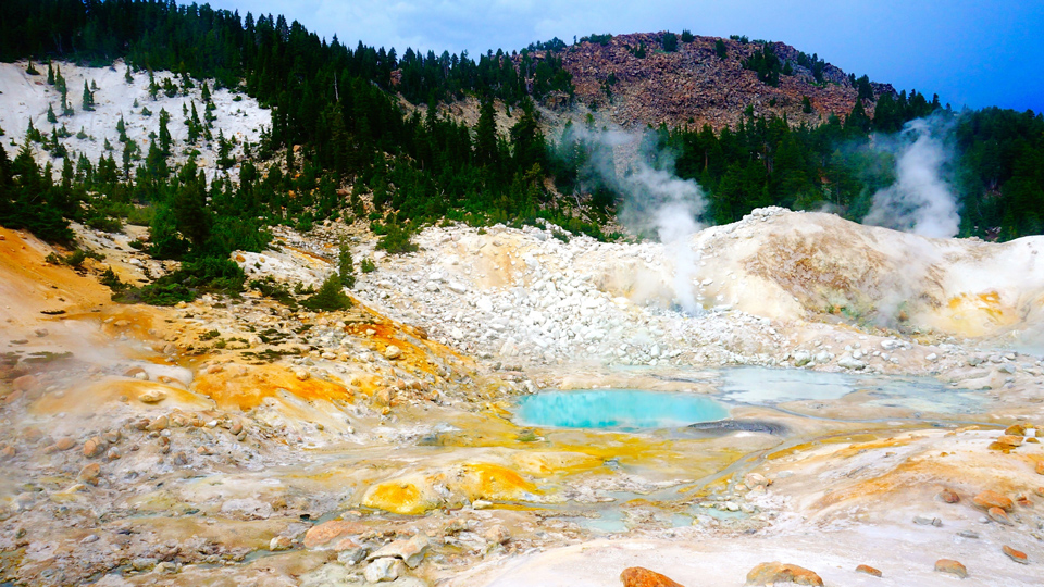 Gespenstig steigt Schwefel aus dampfenden Schlammlöchern im vulkanischen Nationalpark Lassen - (Foto: ©Lucila10/Getty Images)