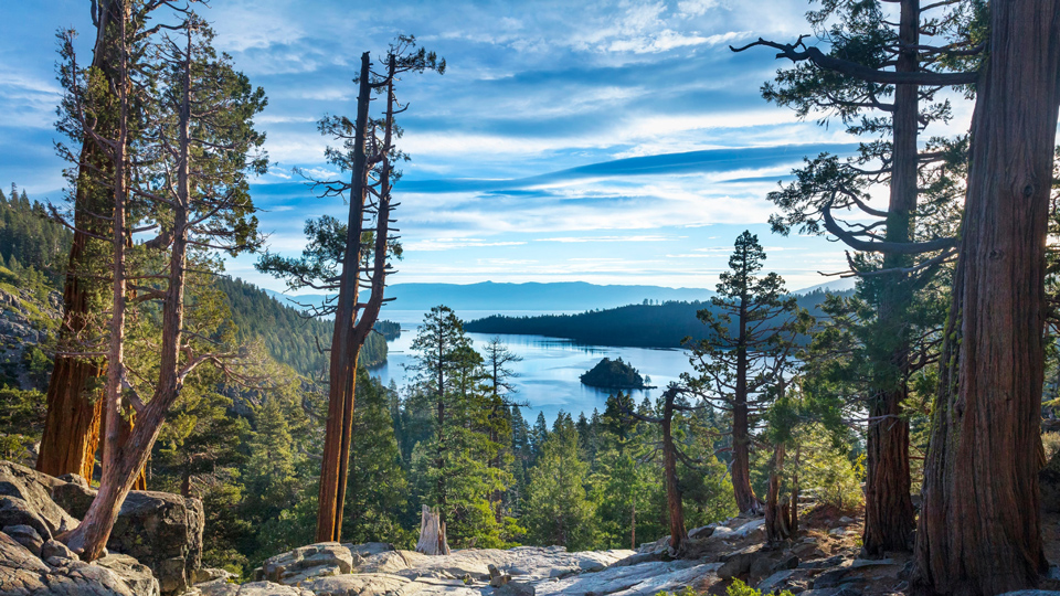 Faszinierend schimmert er in den Bergen der Sierra Nevada: Lake Tahoe - (Foto: ©Michael Marfell/Getty Images)