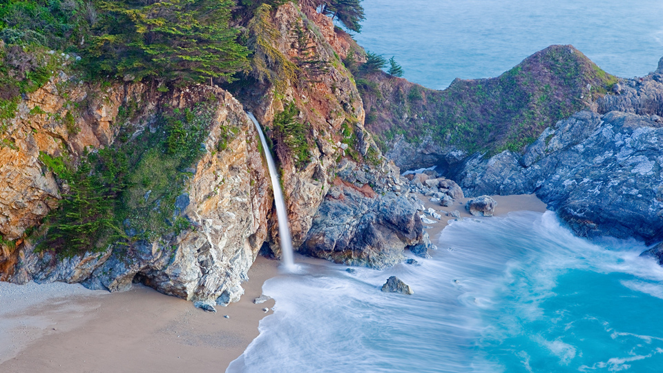 Die beeindruckenden McWay Falls an der Küste von Big Sur - (Foto: ©Doug Meek/Shutterstock)