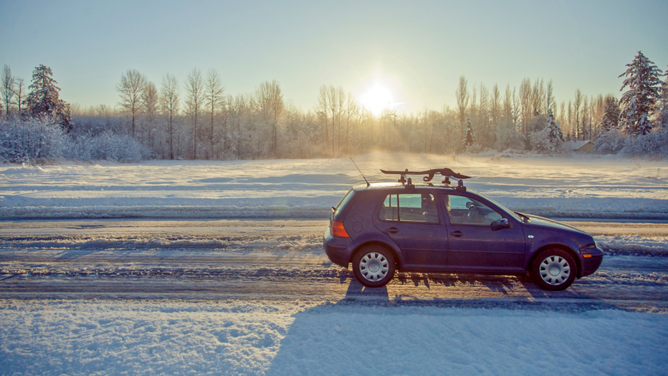 Fahrt durch eine Winterstraße in British Columbia - (Foto: ©Christopher Kimmel/Getty Images/Aurora Open)