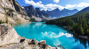 Das türkisfarbene Wasser des Moraine-Sees, umgeben von schneebedeckten Gipfeln im Banff-Nationalpark - (Foto: ©Galyna Andrushko/Shutterstock)