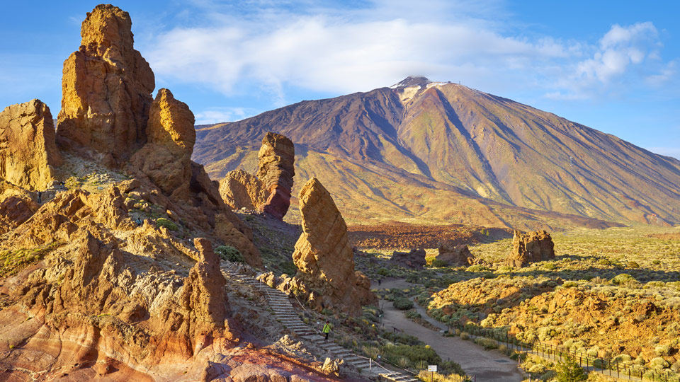 Beeindruckende Landschaft: der Teide National Park mit seinem gleichnamigen Gipfel in der Ferne - (Foto: © John_Walker / Shutterstock)