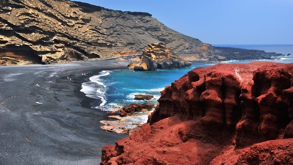 Die Landschaft Lanzarotes ist auffällig bunt in Farbe und Textur - (Foto: © Oleg Znamenskiy / Shutterstock)