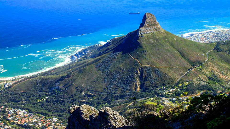 Ein Panoramablick auf Lions Head, Signal Hill, Robben Island und Kapstadt von der Spitze des Tafelbergs - (Foto: © Renee Vititoe/500px)
