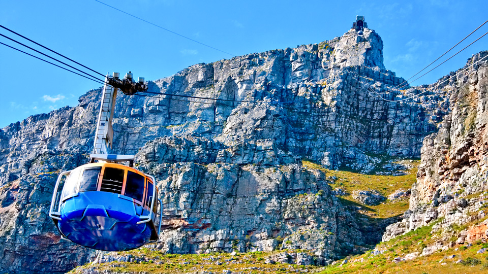 Mit der Seilbahn auf den Tafelberg kostet einiges - die reizvollen Wanderwege hingegen sind kostenfrei - und sehr beliebt - (Foto: lienkie/Istock.com)