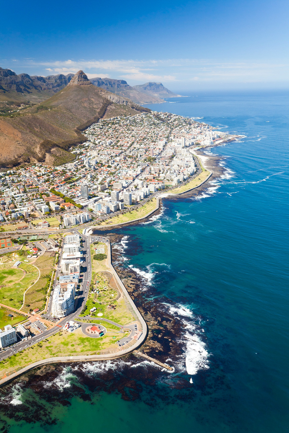 Die Sea Point Promenade schlängelt sich nach Norden in Richtung Lions Head - (Foto: © michaeljung/Shutterstock)