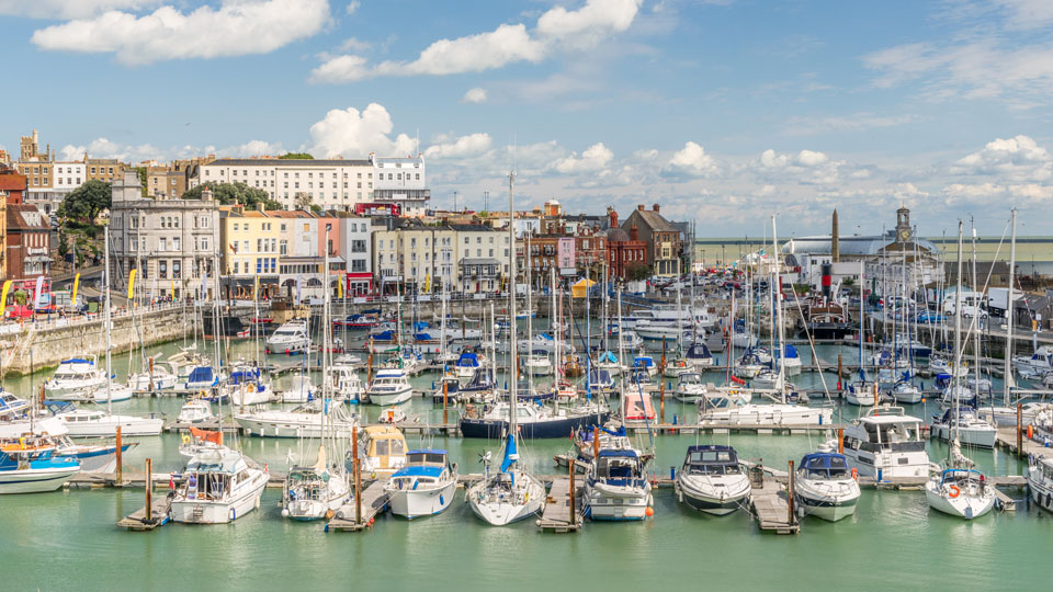 Spaziergänger lieben den Yachthafen von Ramsgate – (Foto: © GordonBellPhotography / Getty Images)