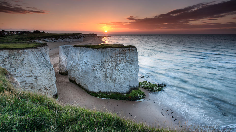 Den Gezeiten ausweichen und zwischen den Kreidestapeln der Botany Bay hindurchspazieren – (Foto: © Dibs McCallum Photography / Getty Images)