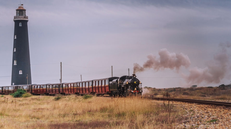 Mit der Bahn geht’s weiter nach Dungeness durch Landschaften, die geradezu jenseitig wirken – (Foto: © Hanna Gurauskiene / Shutterstock)