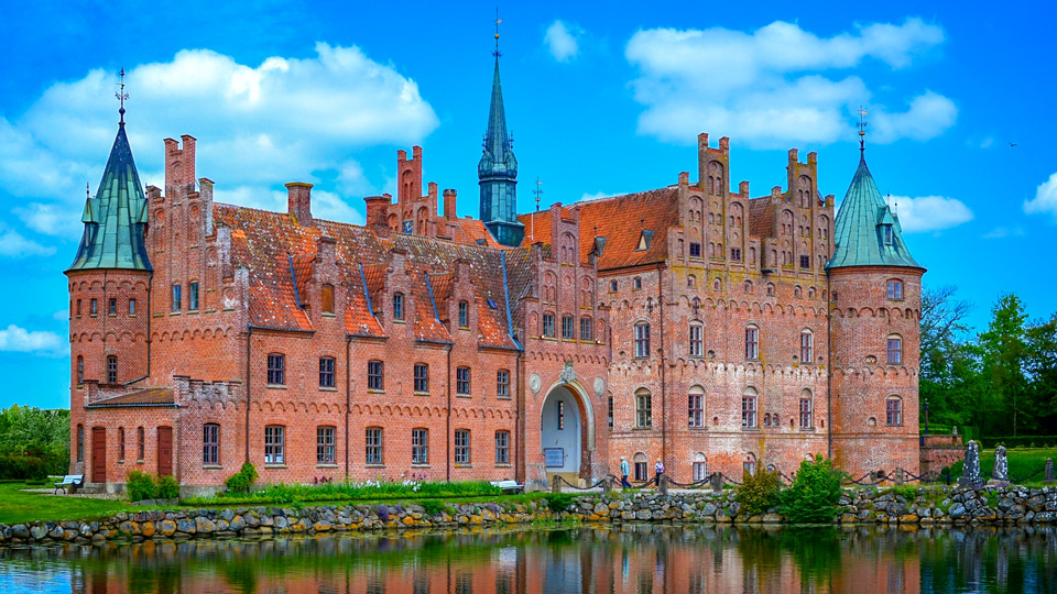 Das Schloss Egeskov beeindruckt - Kinder lieben vor allem seinen Baumkronenpfad - (Foto: ©Abhi G/500px)